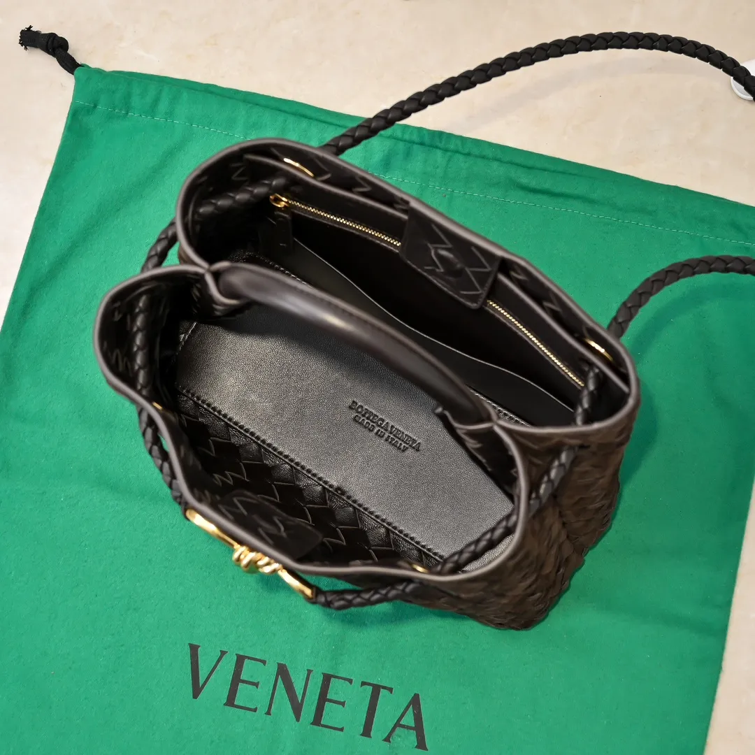 The 2024 new Andiamo batch 1920 BV has been shipped‼ ️Really popular🔥The new Andiamo woven handbag launched by Bottega Veneta this season is really popular all over the world! ! Celebrities at home and abroad have worn it, and Oscar-winning actress Michelle Yeoh has taken it out on the street. Song Jia, Trai Yara, Yu Feihong, Sanji Ayaka, Rosie Hunting-Whiteley, Yoshioka Riho, etc. have all picked up this bag. It is classic and versatile, showing off its temperament, and the bag capacity is also large, which is very convenient for daily commuting! ! A variety of carrying methods, the shoulder straps can be adjusted by yourself, the original lambskin feels soft and delicate, and the neutral style is created to break gender boundaries and bring a more practical and longer-lasting use experience. Andiamo, which has both elegant and casual styles, perfectly interprets the true appearance of "fashionable old money style". Style number: 7463 (suede) Size: 25*22*10.5cm